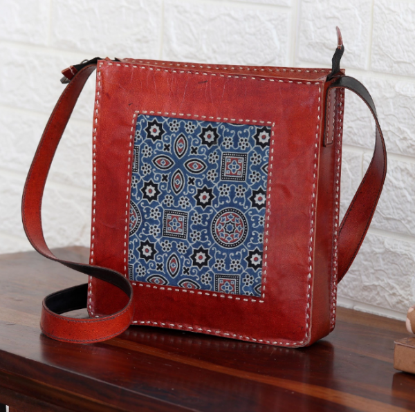 Tas sling dengan aksen tas kecil di depan